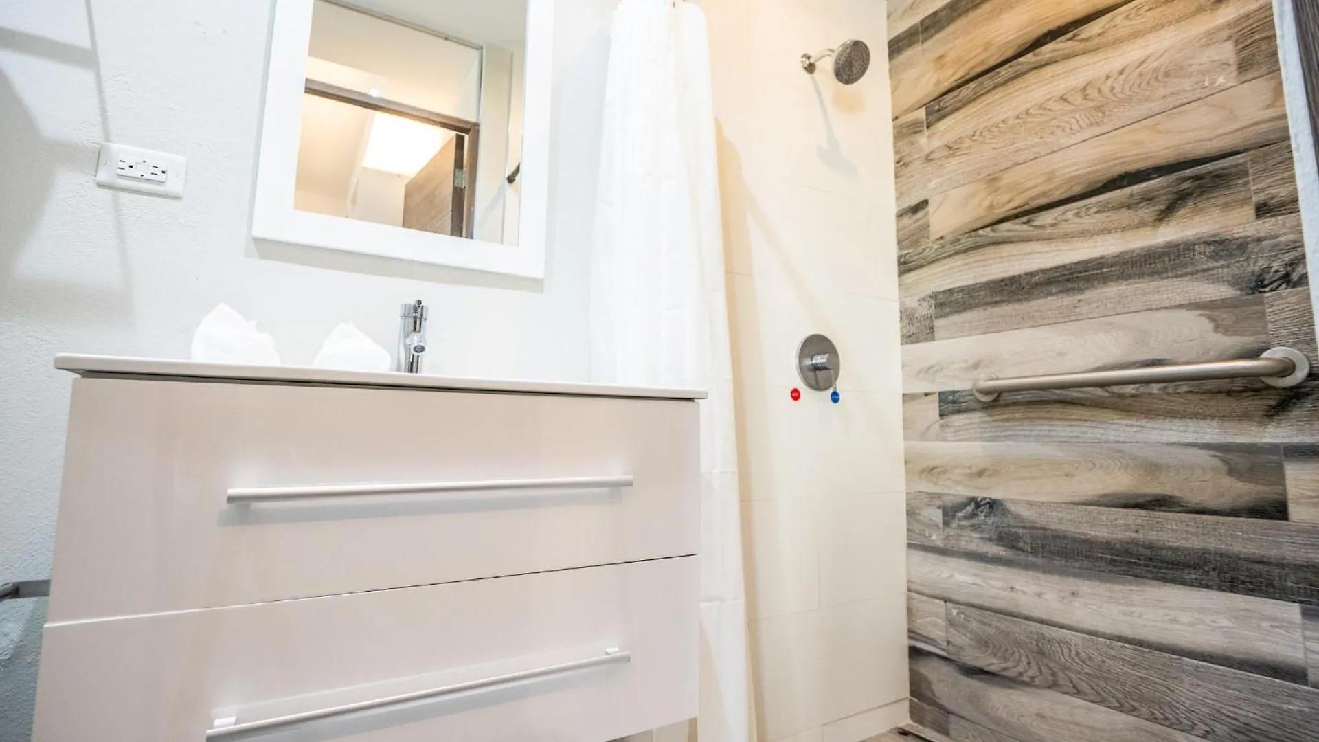 Tapia Haus 103 - Beach Vibes Within Walking Distance San Juan Hotel